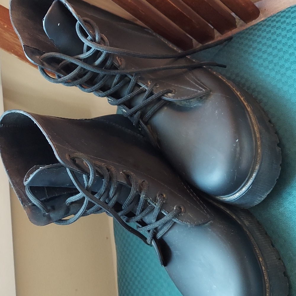 14 hole boots